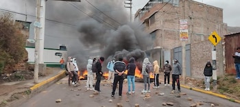 Manifestantes en Huancavelica bloquean vía de acceso a la ciudad en el segundo día de protestas del Paro Nacional. (Foto: Rodito Audaz)